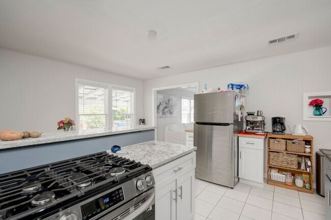 Building Photo - 5000 Lynndale Dr