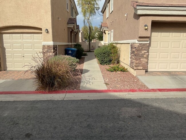 Building Photo - Beautiful 3-Bedroom Townhome in Gated Henderson Community!