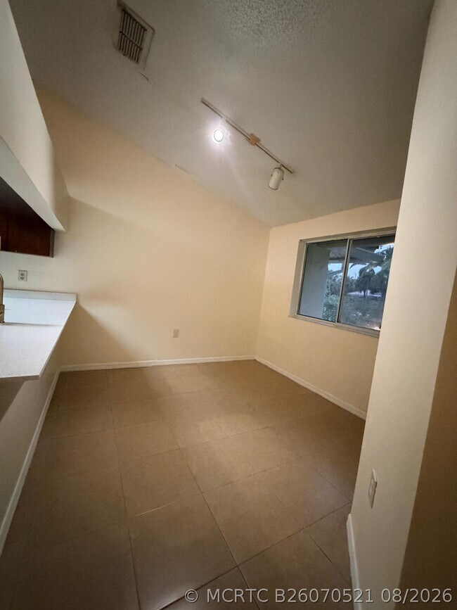 Building Photo - 21202 Glenmoor Dr