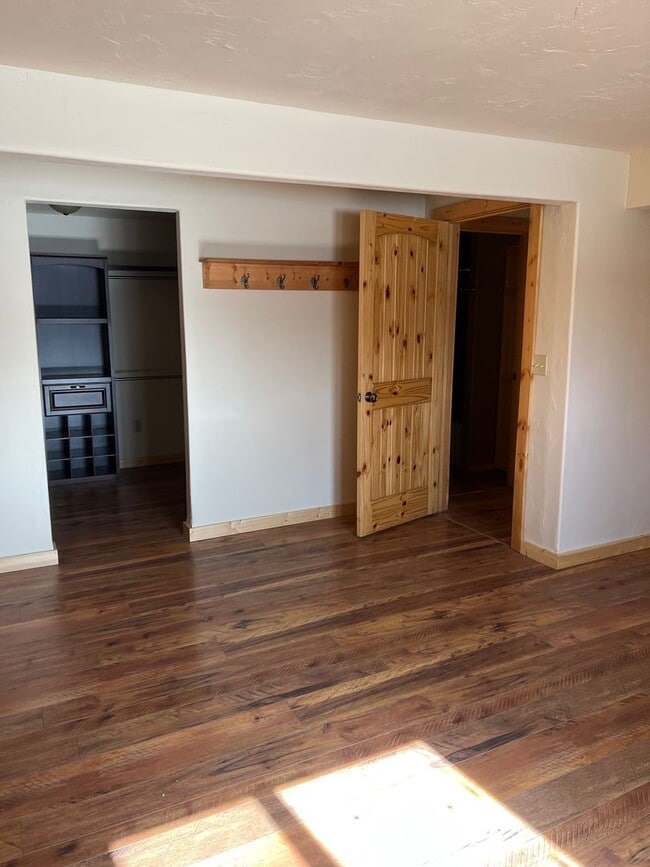 Building Photo - 702