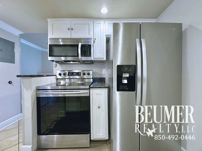Building Photo - 2br 1.5 ba End Unit Townhome for Rent