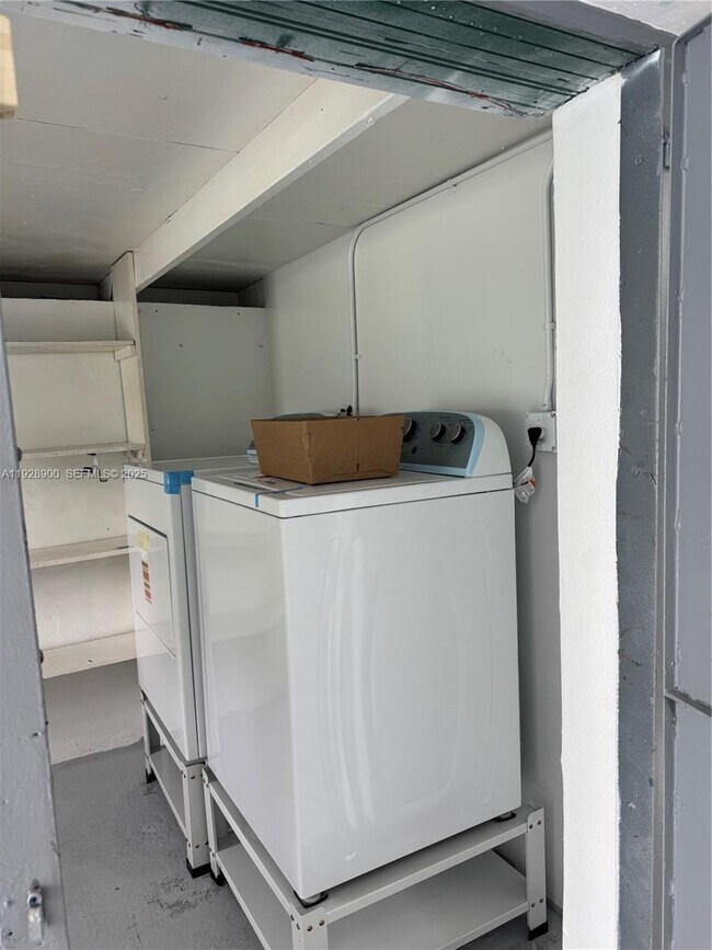 Building Photo - 881 Hialeah Dr