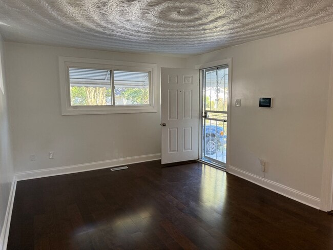 Building Photo - **3bed House - Skip The Apartment Chaos - ...