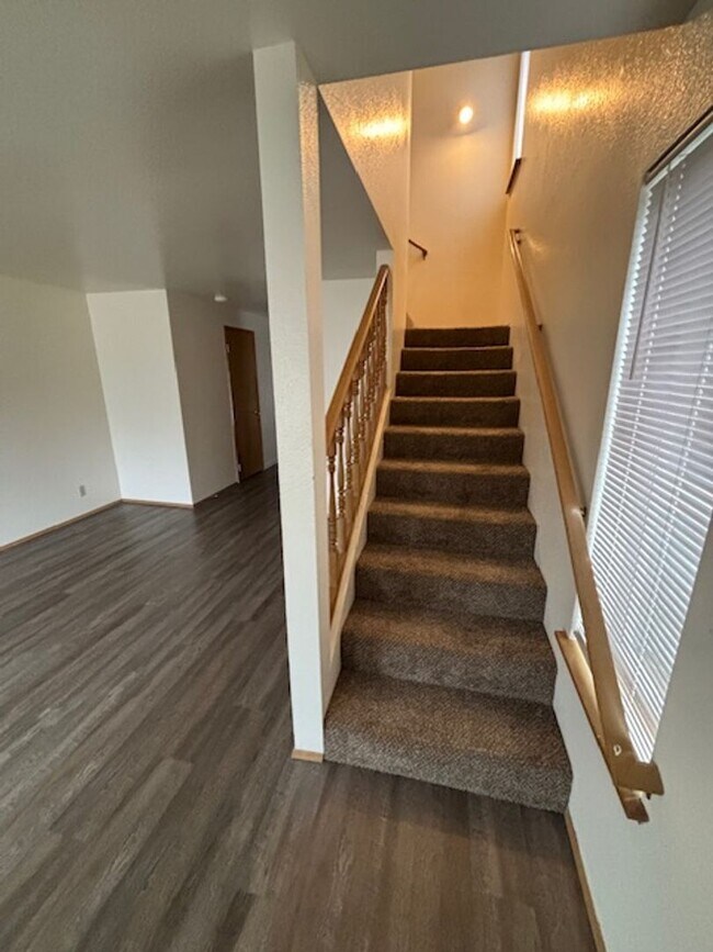 Building Photo - Prime Orting Townhome