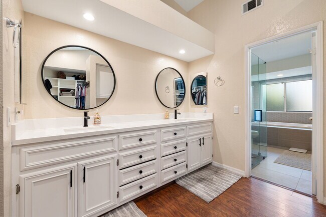 Building Photo - 43911 La Carmela Dr