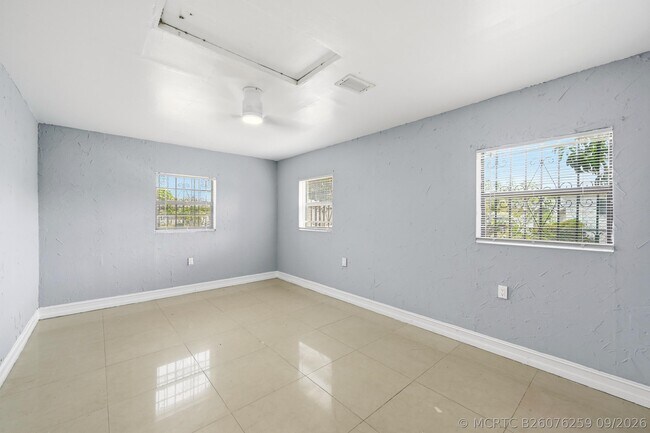 Building Photo - 740 E Evanston Cir