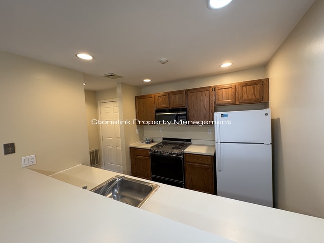 Building Photo - Large One Bedroom Condo For Rent in Lockwood Condominiums!