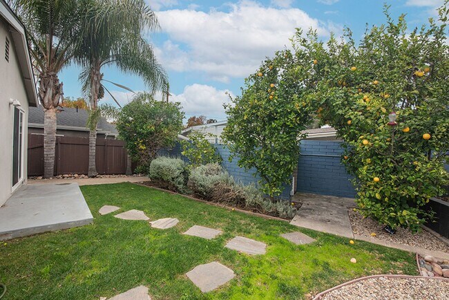 Building Photo - Charming Three Bedroom 2 Bath Home with Spacious Backyard for Entertaining!