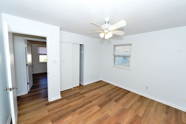 Building Photo - 6 Bedrooms-Little Neck Area