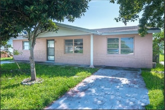 Building Photo - Must See -  3-bedroom, 1-bath single family home with fenced in yard in Port Richey