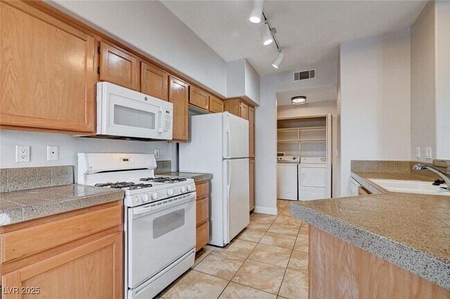 Building Photo - 2113 Echo Bay St