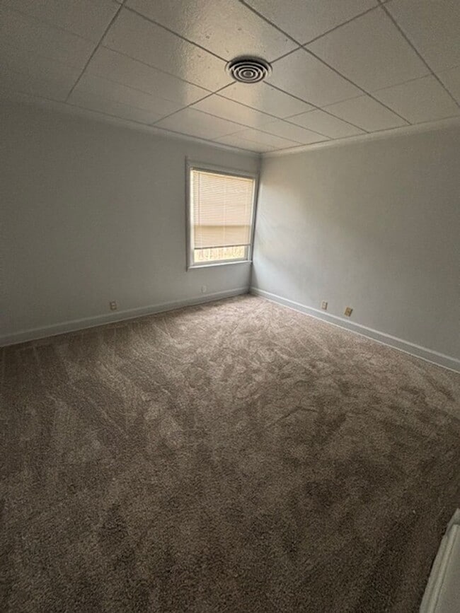 Building Photo - 3 Bedroom Home in Newberg