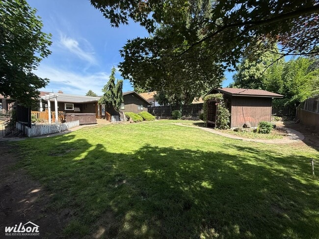 Building Photo - Spacious 4-Bedroom Yakima Home with Hot Tu...