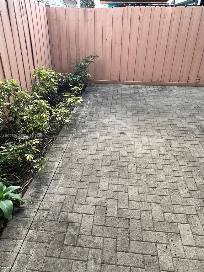 Building Photo - 1024 W 79th St