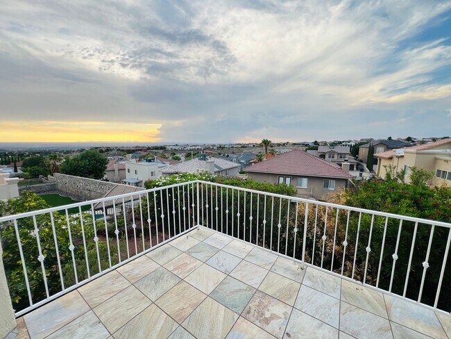 Building Photo - Stunning 4 bedroom, 3 bath home in West El...