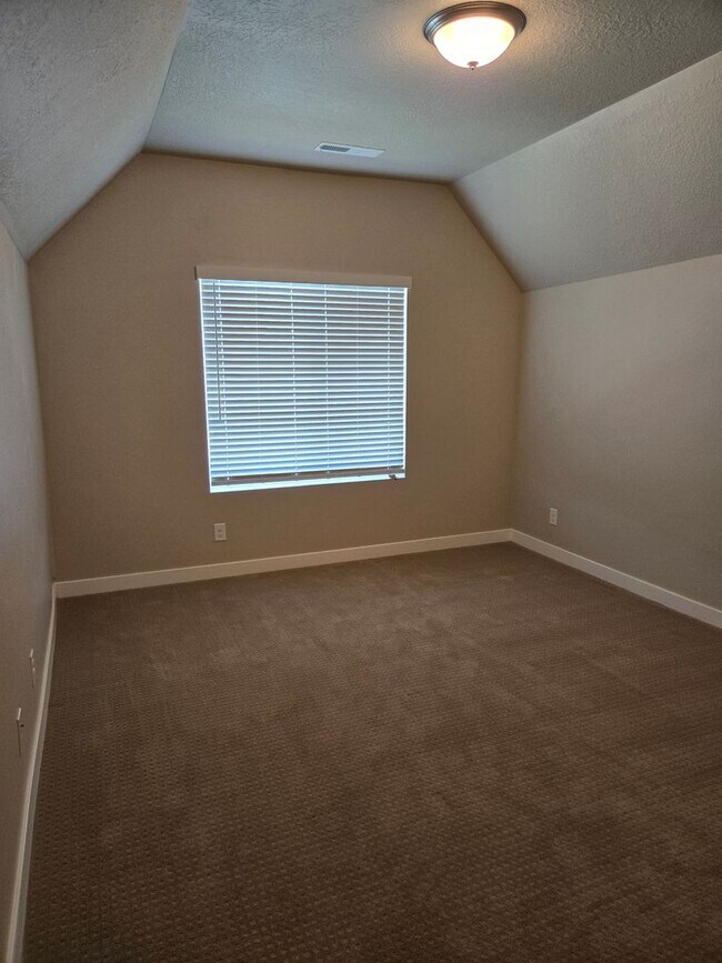 Building Photo - 2422 N Penstemon Wy