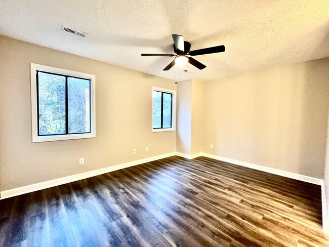 Building Photo - Great 3Br 2.5 BA Townhome in High Point!