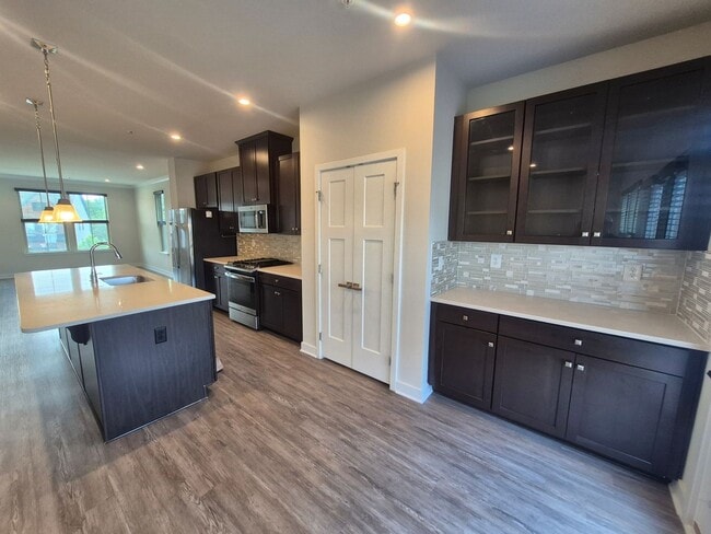 Building Photo - BEAUTIFUL END UNIT TOWNHOME IN NEW MARKET