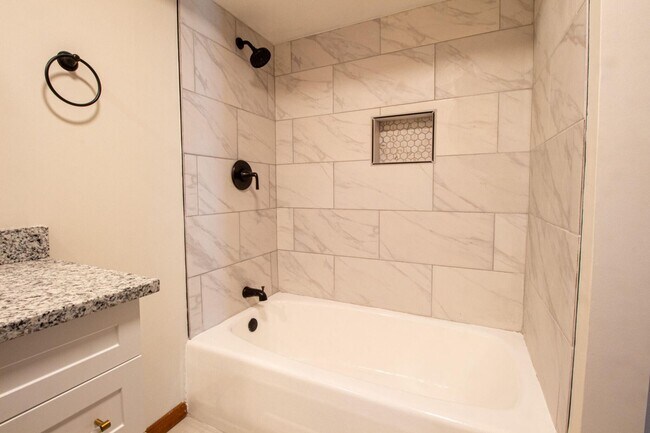 Building Photo - 4 Bed 3 Bath 2 Car Garage-1/2 off 1st Mont...