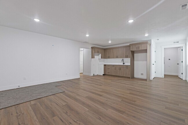 Building Photo - B532AG