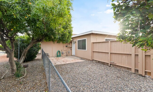 Building Photo - Great home in an active 55+ community!
