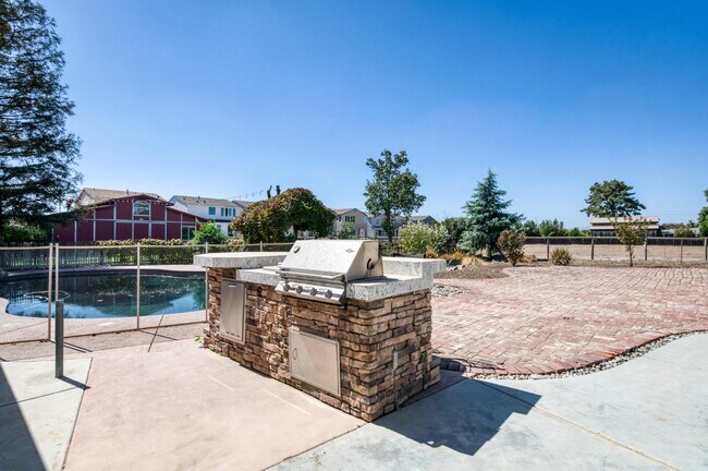 Building Photo - 4105 E Perrin Ave