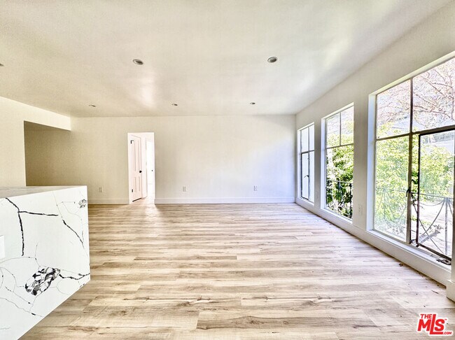 Building Photo - 121 Crescent Dr