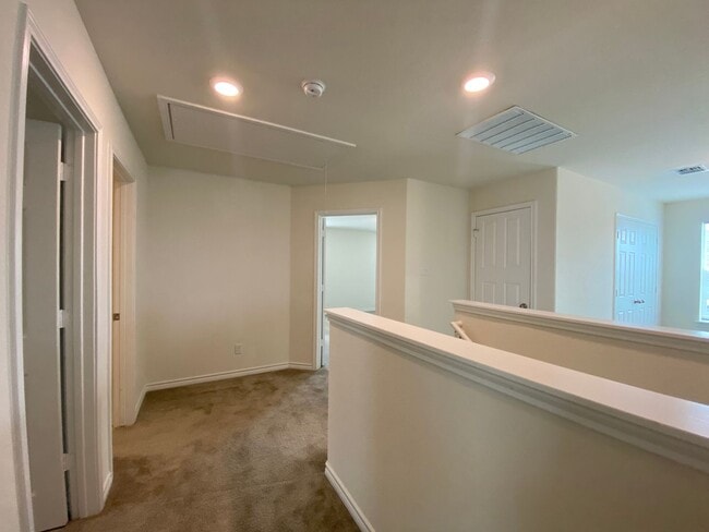 Building Photo - EDGEBROOK
