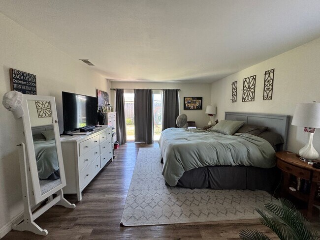 Building Photo - Beautifully Updated 4 Bedroom, 3 Bath Sing...