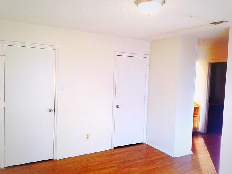 Master Bedroom Closet Doors - 1913 Spindletop Dr