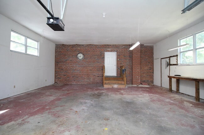 Building Photo - Northeast Pensacola Home- Entertainers Dre...