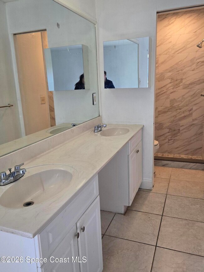 Building Photo - 771 Onyx Dr NE