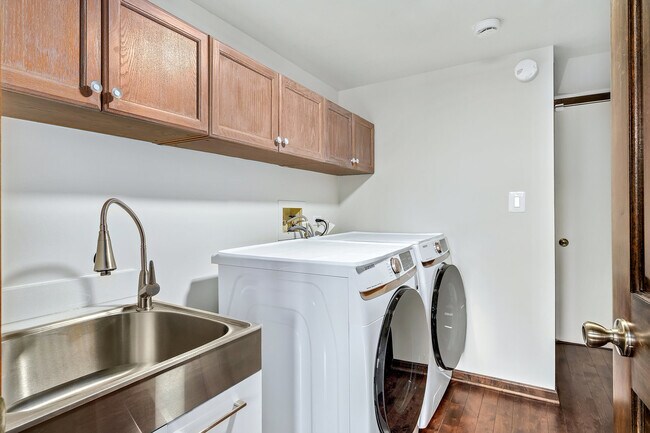 Building Photo - 887 Braintree Ln