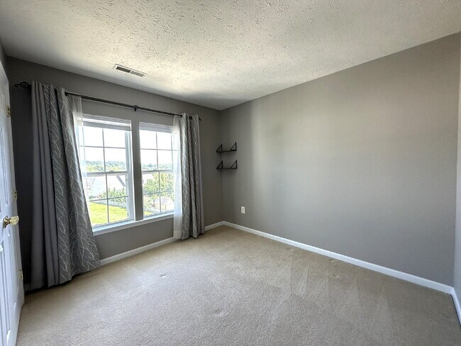 Building Photo - Gorgeous 6-Bedroom 3.5-Bath Colonial in Ma...