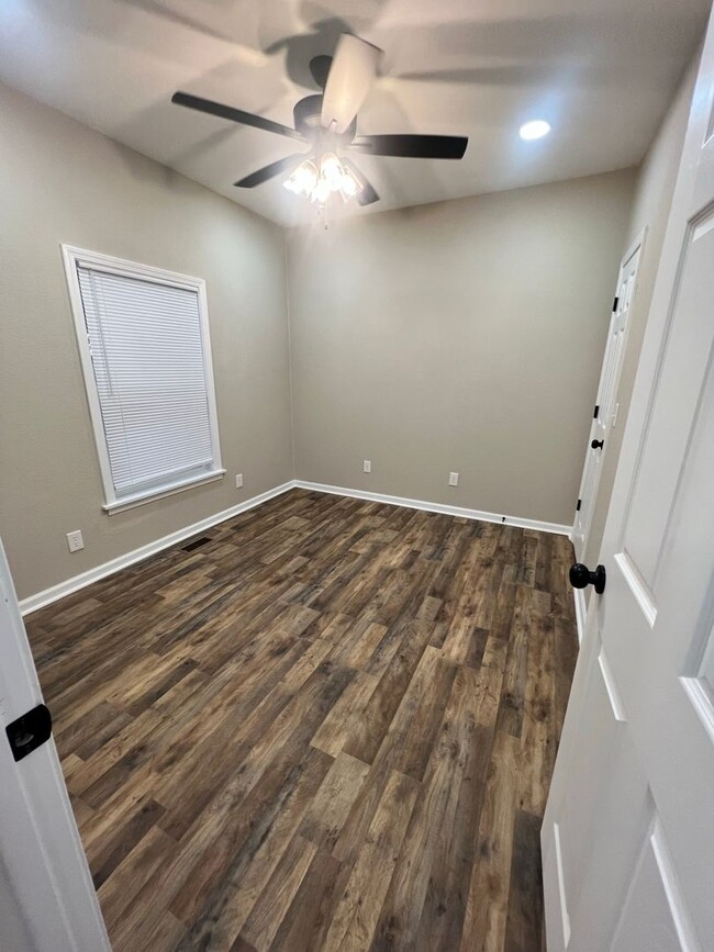 Building Photo - 3 Bed 2 Bath