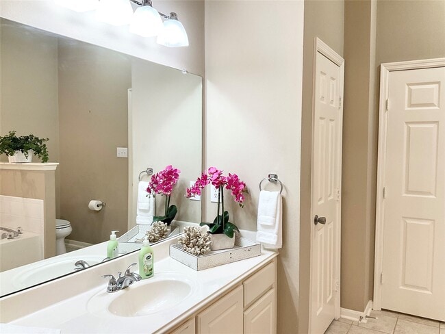 Building Photo - 186 N Valley Oaks Cir