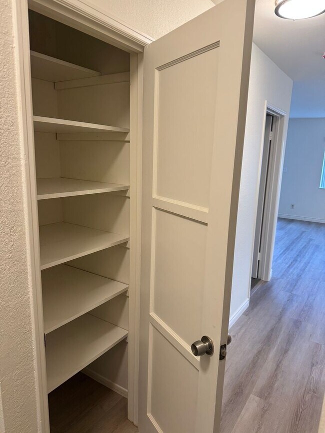 Building Photo - 5 Bedroom, 3.5 Bath, Beautiful 1,856 SQ FT...