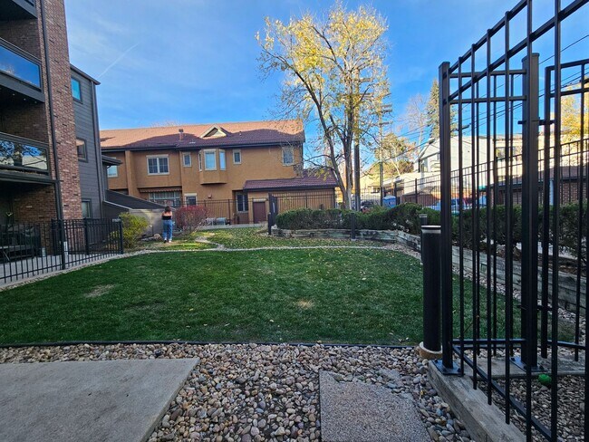 Building Photo - Cherry Creek Beautiful and Bright 1 Bed 1 Bath Condo