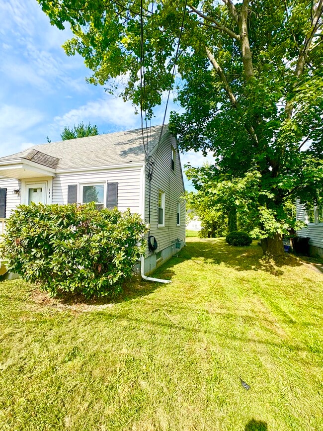 Building Photo - 146 Douglass St