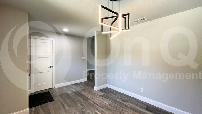 Building Photo - 1520 Armstrong Dr