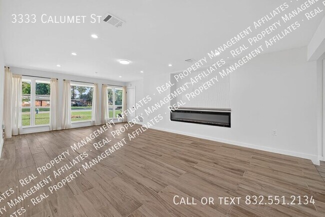 Building Photo - 3333 Calumet St