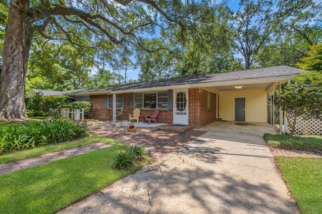 Building Photo - Stunning 3 Bedroom 2 Bathroom Mid-Century ...