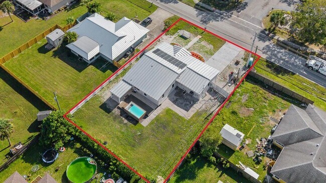 Building Photo - 2313 SE Mariposa Ave