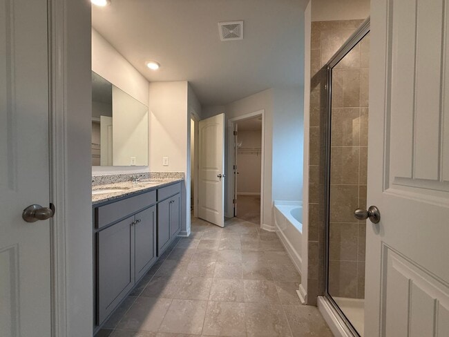 Building Photo - Beautiful and Spacious 5BR 4.5BA Home w/ Full Appliance Kitchen • Garage in Fairburn