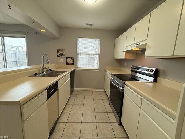 Building Photo - 5608 Tourmaline Ct