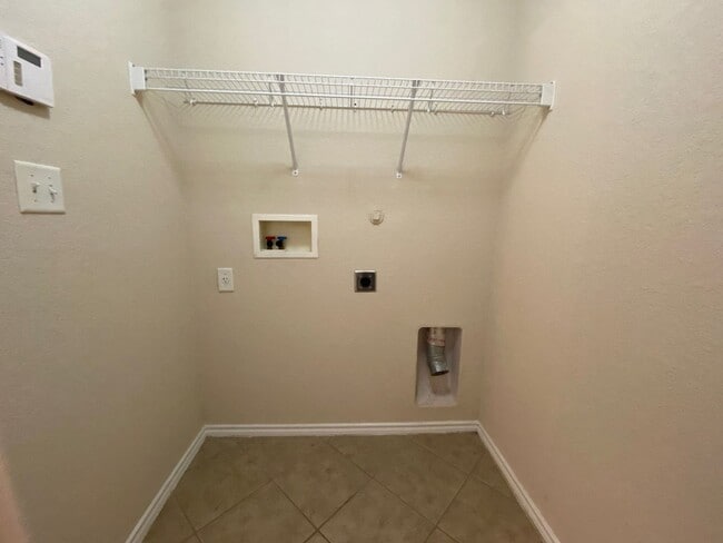 Building Photo - Gorgeous 4 bed/2.5 bath home in a great lo...