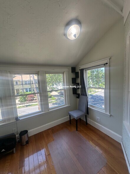 Building Photo - 399 School St