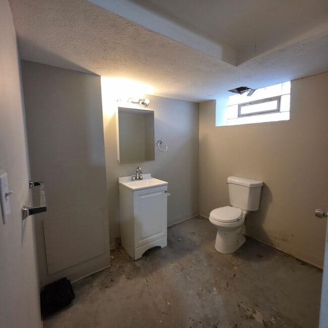 Building Photo - Single Family Home 4 beds 1.5 bath Available Now!