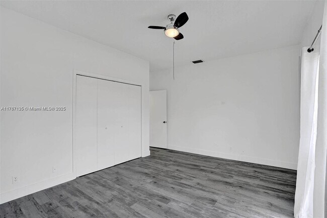 Building Photo - 16610 Royal Poinciana Ct