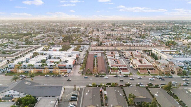 Building Photo - Agate Manor